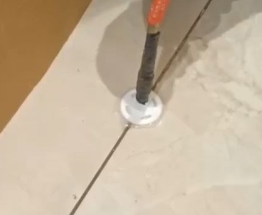 临猗瓷砖空鼓维修公司专业解答瓷砖在铺贴过程中，如果没有涂抹均匀到位的粘结材料（如水泥砂浆或瓷砖胶），可能会导致以下问题