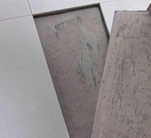 临猗瓷砖空鼓维修公司分享瓷砖铺贴时如果打浆（即涂抹在瓷砖背面和基层上的砂浆或瓷砖胶）过少，会带来以下问题